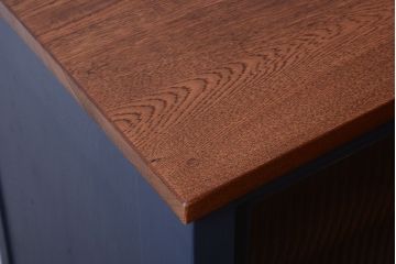 アンティーク家具　モールガラス入り!アンティークペイントの脚付きガラス戸棚