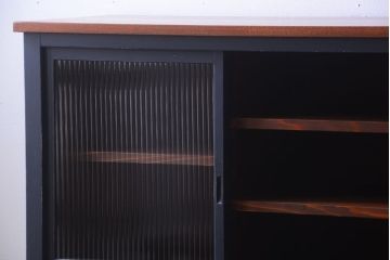アンティーク家具　モールガラス入り!アンティークペイントの脚付きガラス戸棚