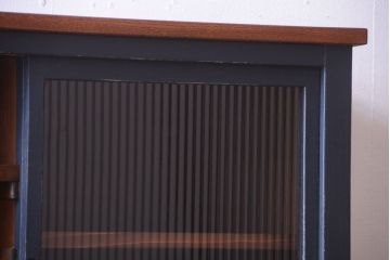 アンティーク家具　モールガラス入り!アンティークペイントの脚付きガラス戸棚