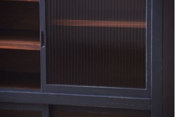 アンティーク家具　モールガラス入り!アンティークペイントの脚付きガラス戸棚