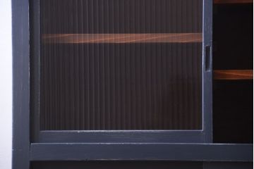 アンティーク家具　モールガラス入り!アンティークペイントの脚付きガラス戸棚