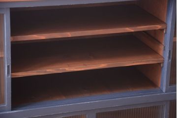 アンティーク家具　モールガラス入り!アンティークペイントの脚付きガラス戸棚