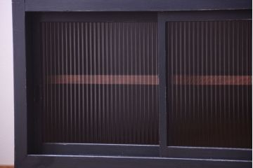 アンティーク家具　モールガラス入り!アンティークペイントの脚付きガラス戸棚