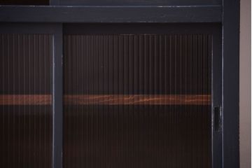 アンティーク家具　モールガラス入り!アンティークペイントの脚付きガラス戸棚