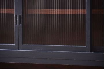 アンティーク家具　モールガラス入り!アンティークペイントの脚付きガラス戸棚