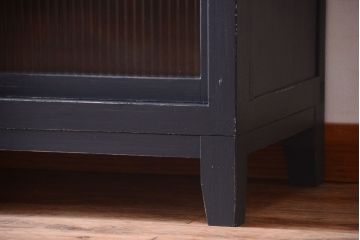 アンティーク家具　モールガラス入り!アンティークペイントの脚付きガラス戸棚