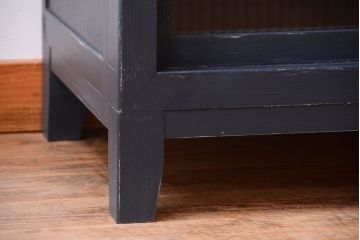 アンティーク家具　モールガラス入り!アンティークペイントの脚付きガラス戸棚