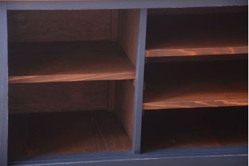 アンティーク家具　モールガラス入り!アンティークペイントの脚付きガラス戸棚