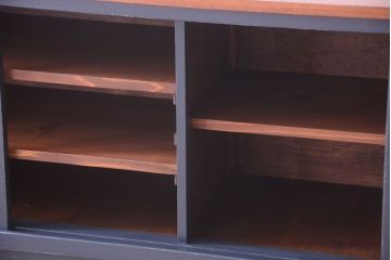 アンティーク家具　モールガラス入り!アンティークペイントの脚付きガラス戸棚