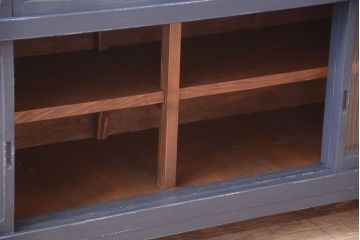 アンティーク家具　モールガラス入り!アンティークペイントの脚付きガラス戸棚