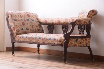 アンティーク家具　彫刻入り!豪華なイギリスアンティークのシェーズロング(ソファ)