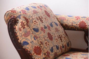 アンティーク家具　彫刻入り!豪華なイギリスアンティークのシェーズロング(ソファ)
