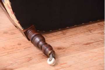 アンティーク家具　彫刻入り!豪華なイギリスアンティークのシェーズロング(ソファ)
