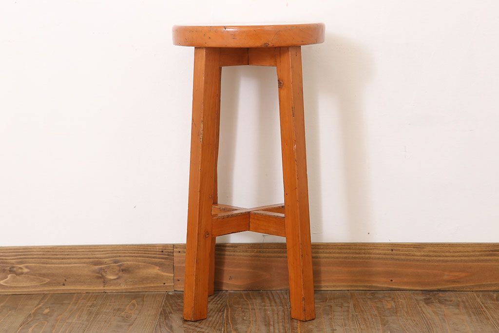 アンティーク家具　シンプルデザイン　アンティークの丸型スツール