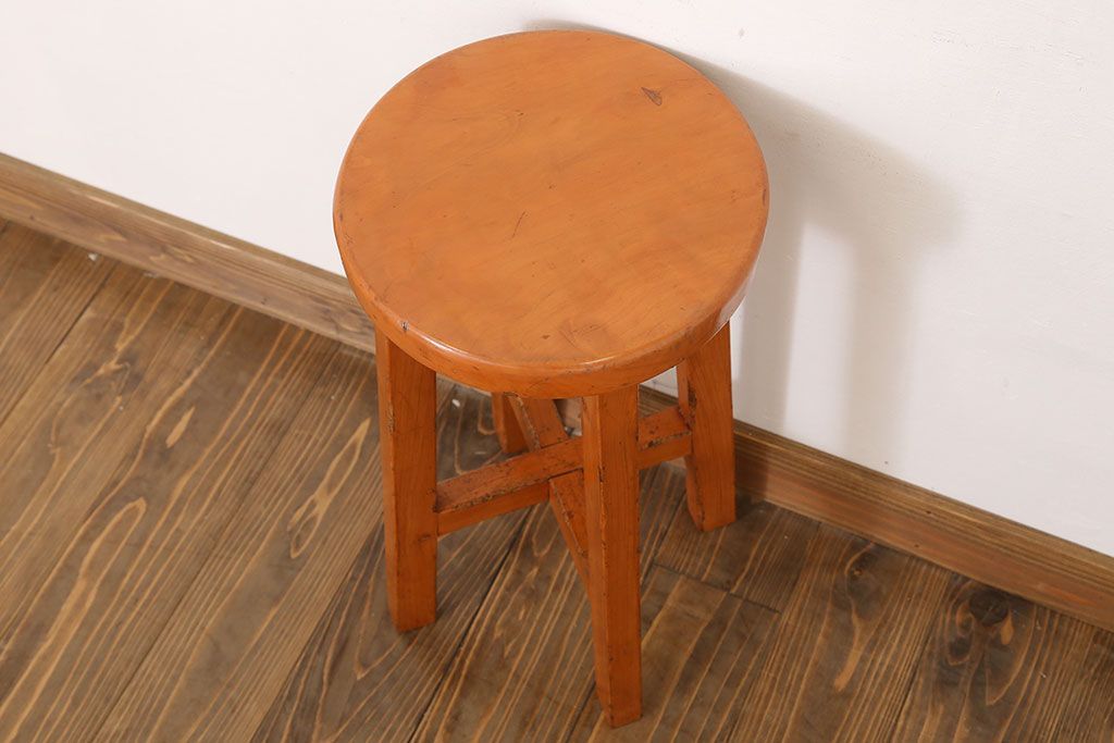 アンティーク家具　シンプルデザイン　アンティークの丸型スツール