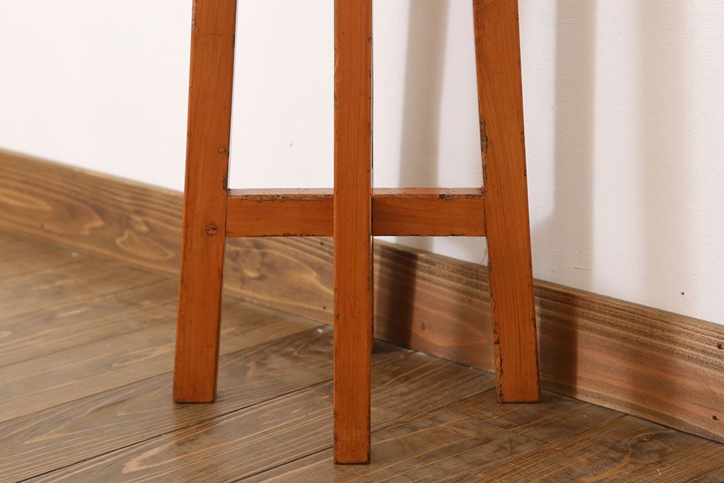 アンティーク家具　シンプルデザイン　アンティークの丸型スツール