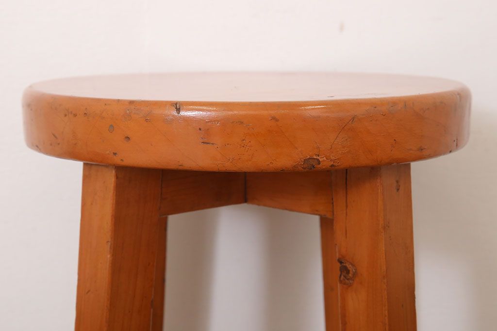 アンティーク家具　シンプルデザイン　アンティークの丸型スツール
