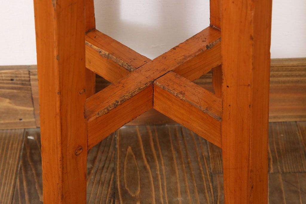 アンティーク家具　シンプルデザイン　アンティークの丸型スツール