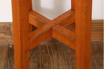 アンティーク家具　シンプルデザイン　アンティークの丸型スツール