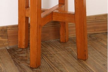 アンティーク家具　シンプルデザイン　アンティークの丸型スツール