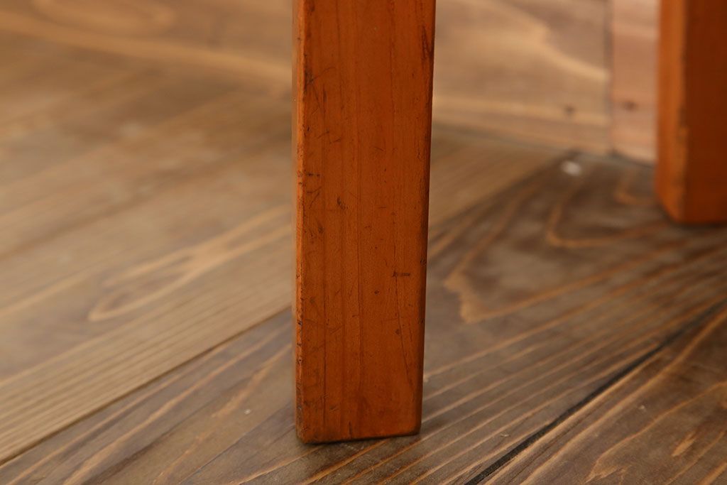 アンティーク家具　シンプルデザイン　アンティークの丸型スツール