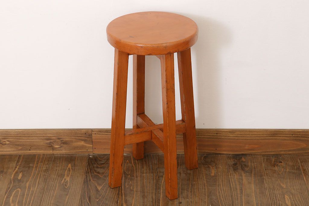 アンティーク家具　シンプルデザイン　アンティークの丸型スツール
