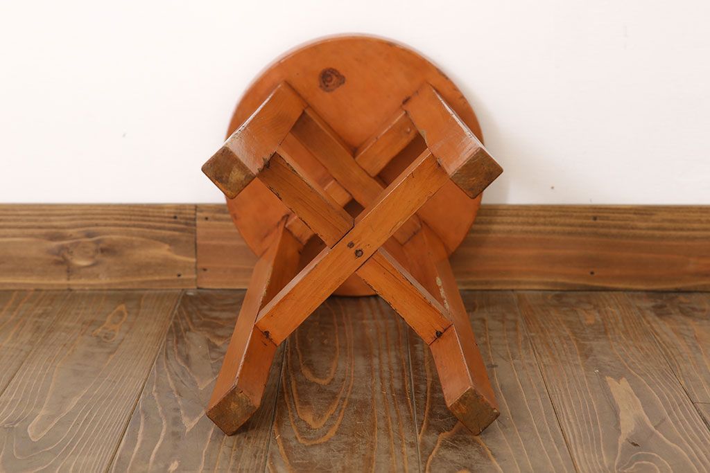 アンティーク家具　シンプルデザイン　アンティークの丸型スツール