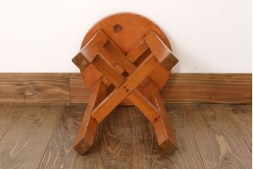 アンティーク家具　シンプルデザイン　アンティークの丸型スツール