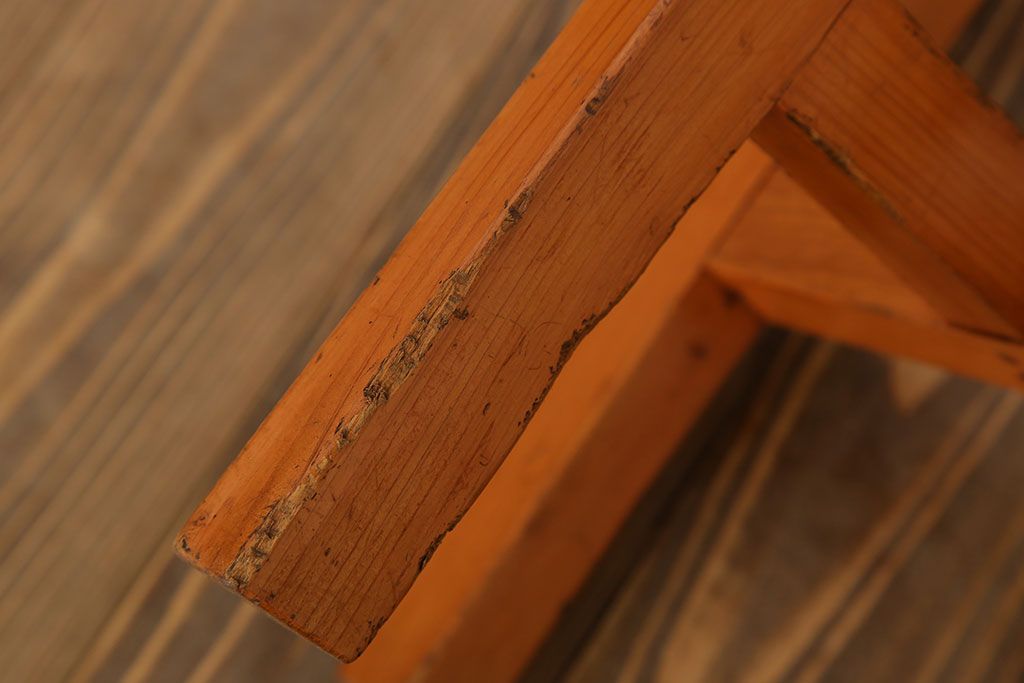 アンティーク家具　シンプルデザイン　アンティークの丸型スツール