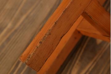 アンティーク家具　シンプルデザイン　アンティークの丸型スツール