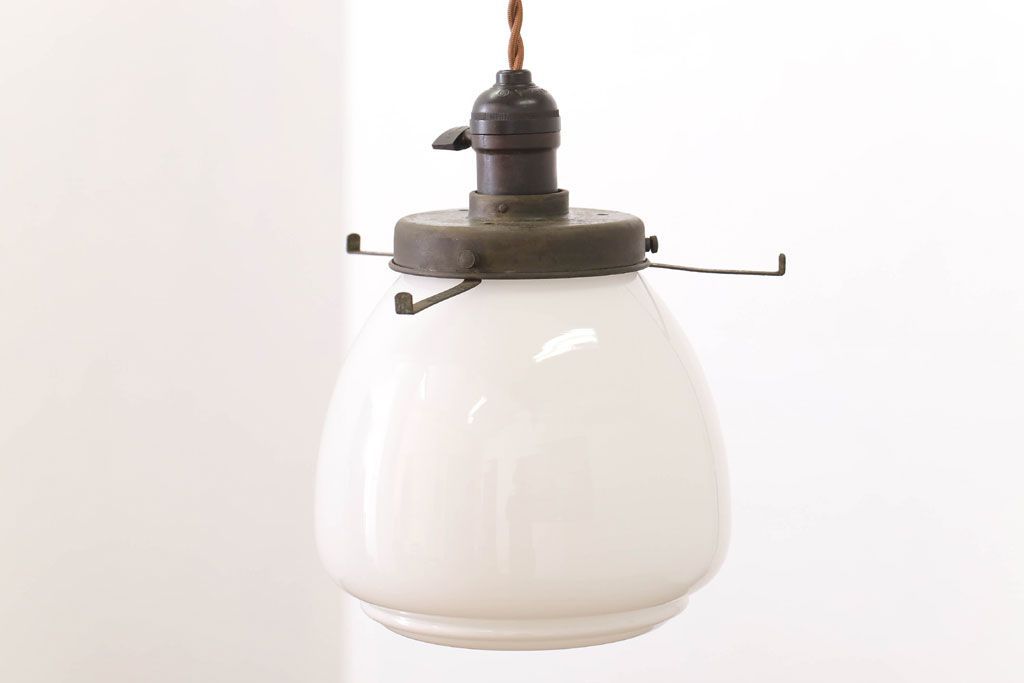白いガラスの古いペンダントライト(天井照明)