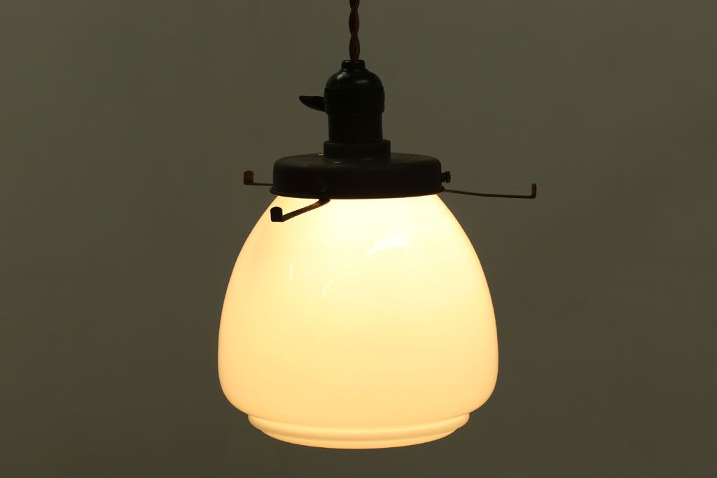 白いガラスの古いペンダントライト(天井照明)