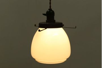 白いガラスの古いペンダントライト(天井照明)
