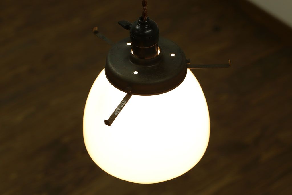 白いガラスの古いペンダントライト(天井照明)