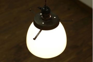 白いガラスの古いペンダントライト(天井照明)