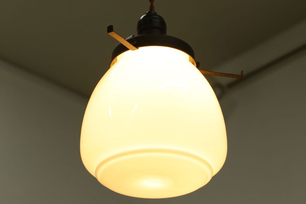 白いガラスの古いペンダントライト(天井照明)