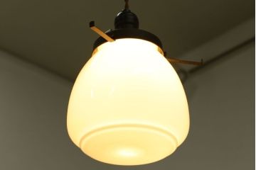 白いガラスの古いペンダントライト(天井照明)