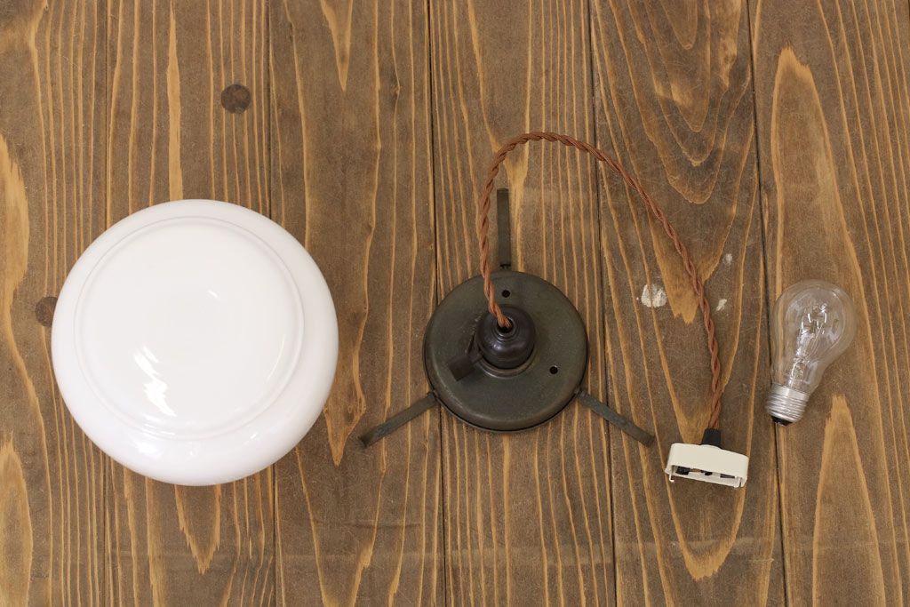 白いガラスの古いペンダントライト(天井照明)