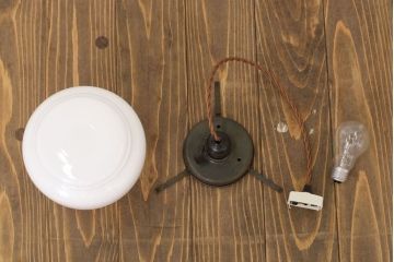 白いガラスの古いペンダントライト(天井照明)