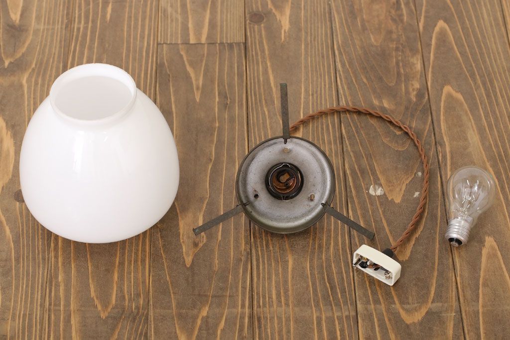 白いガラスの古いペンダントライト(天井照明)