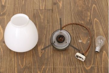 白いガラスの古いペンダントライト(天井照明)