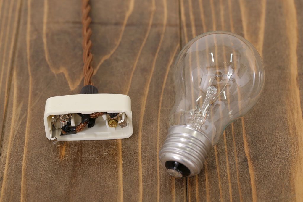 白いガラスの古いペンダントライト(天井照明)