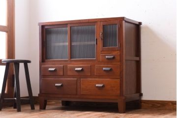 レトロ家具　古い木製のレトロな収納棚(モールガラス入り)