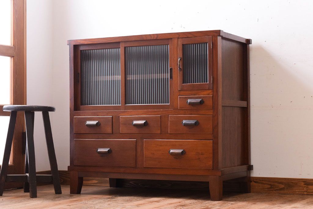 レトロ家具　古い木製のレトロな収納棚(モールガラス入り)