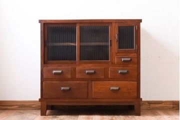 レトロ家具　古い木製のレトロな収納棚(モールガラス入り)