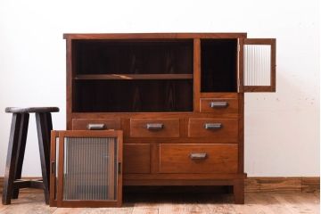 レトロ家具　古い木製のレトロな収納棚(モールガラス入り)