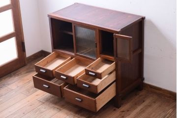 レトロ家具　古い木製のレトロな収納棚(モールガラス入り)