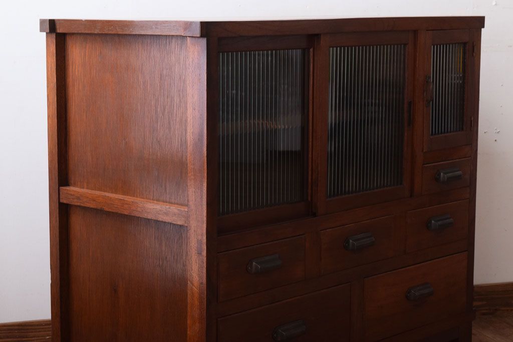 レトロ家具　古い木製のレトロな収納棚(モールガラス入り)