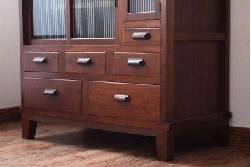 レトロ家具　古い木製のレトロな収納棚(モールガラス入り)
