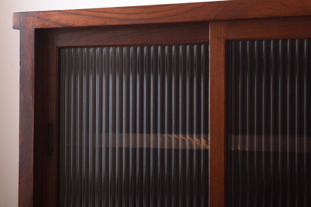 レトロ家具　古い木製のレトロな収納棚(モールガラス入り)